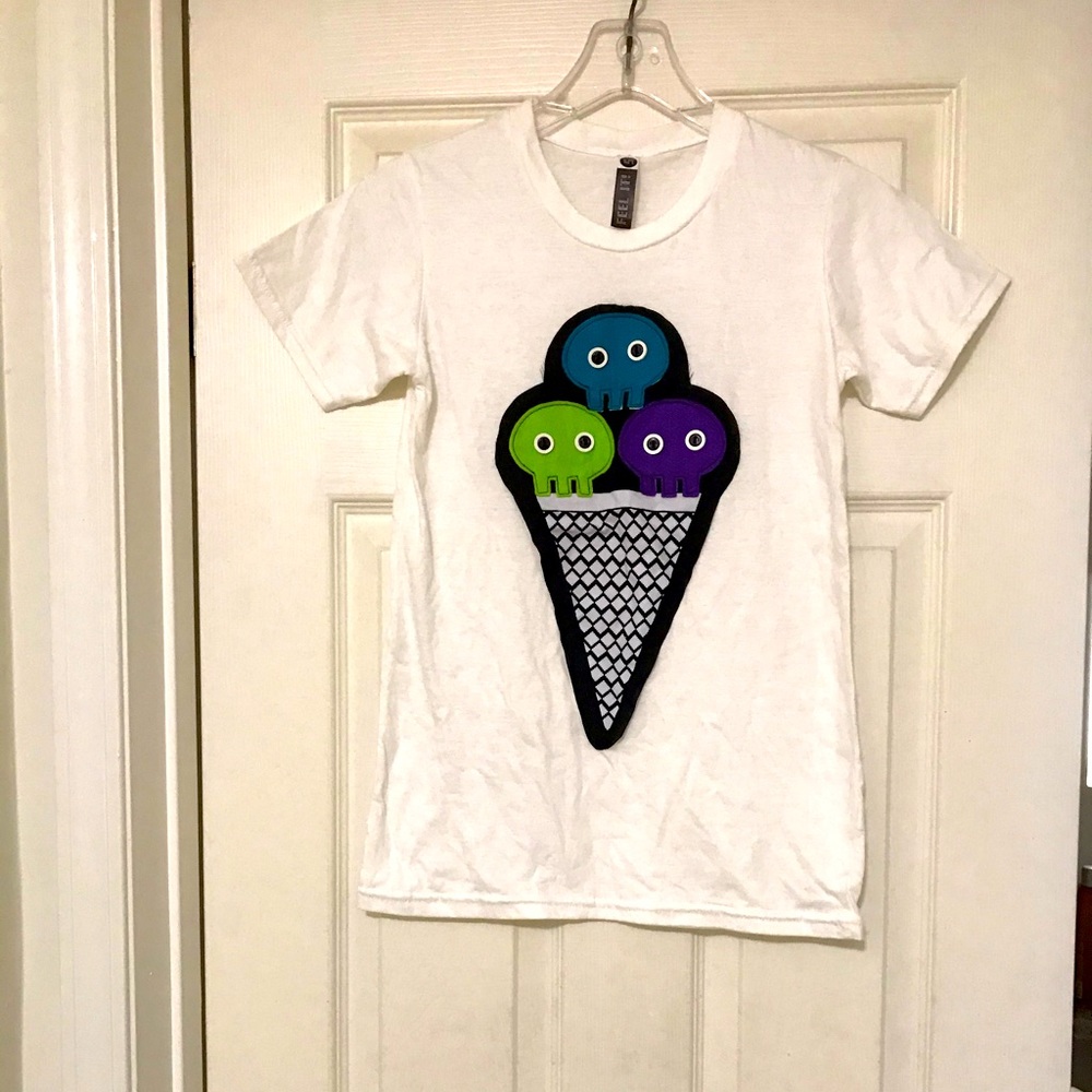 White T-shirt with design